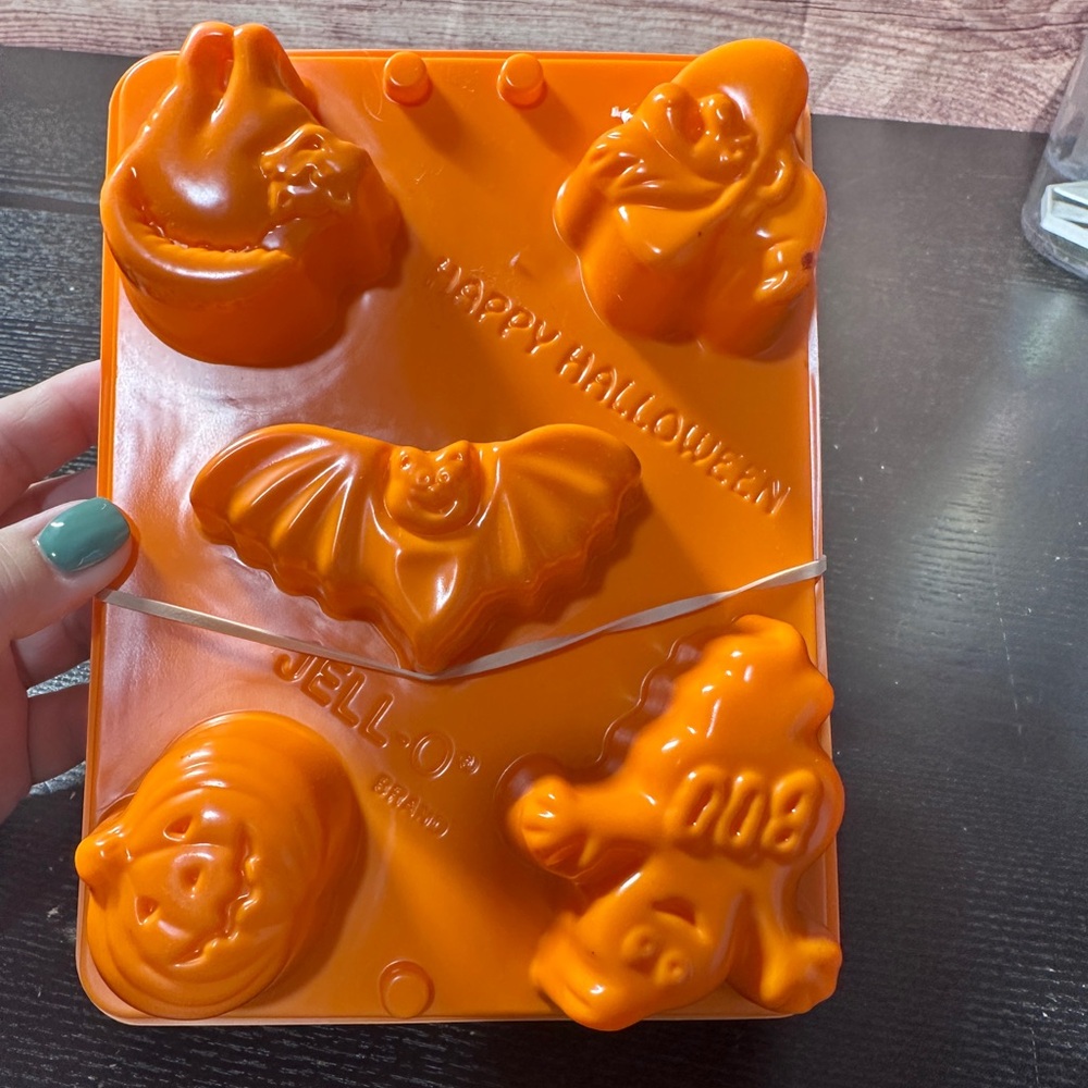 6 Jell-o Brand Jigglers Mold For Halloween.  Orange.  Bats, Pumpkins, Ghosts.